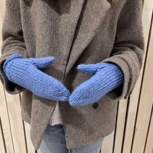 Handstickade vantar i 100% ull i färgen ljusblå från vårt UF företag💙finns i storlek XS/S eller M/L. Köpare står för frakten 💙