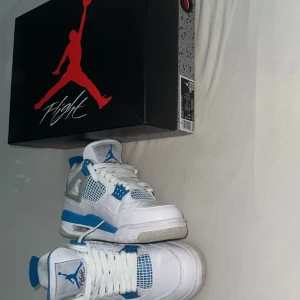 Jordan 4 Military Blue  - Skick 10/10 använd 2 gånger storlek 41 pris kan diskuteras 