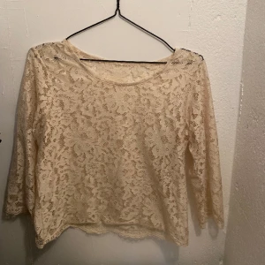Vit topp - Vid topp i storlek M från second hand. Kontakta mig om du ska köpa eller om du har frågor💛