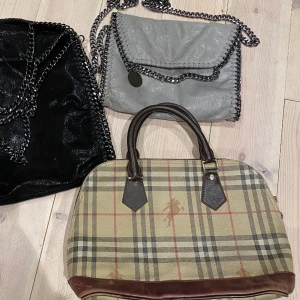 Väskor  - Säljer dessa sjukt snygga väskor! Svarta: Såld, Burberry: 300 kr, Grå: 300 kr. Har inget äkthetsbevis på burberryn därav priset. Den grå o svarta e inte riktigt Stella mccartney, men liknar väldigt mycket. Alla väskor är i jätte bra skick💕💕