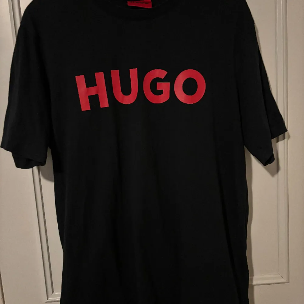 Söker min Hugo boss t-shirts storlek s passar även m   Ny pris 550kr mitt pris 250kr st Om du har någon fråga hör av dig . T-shirts.