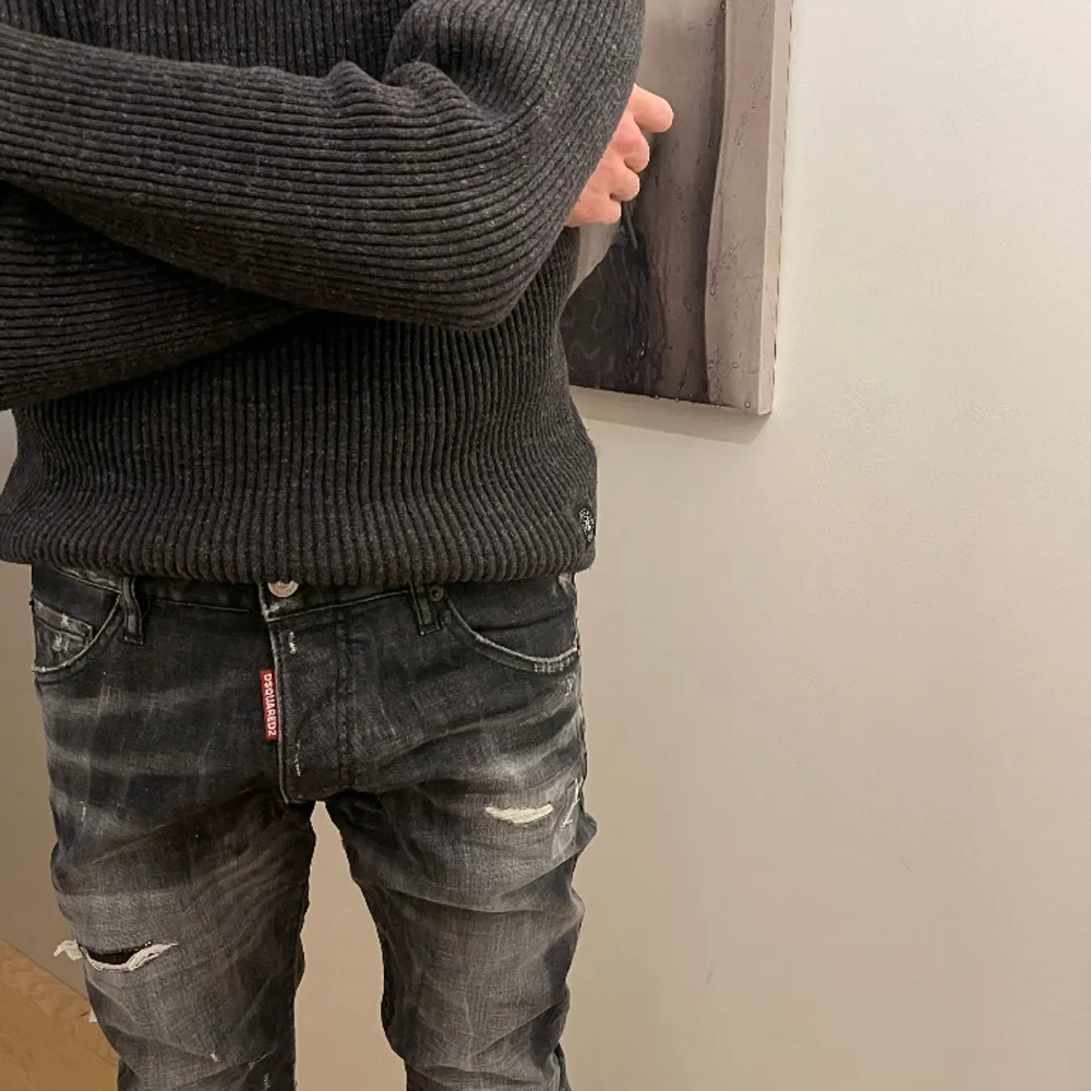 Raka jeans med slitning.  Strl 50   Aldrig använda endast testade. Utsålda.  Köpta från farfetch org. Ny pris 5139.00kr. ⚡️. Jeans & Byxor.