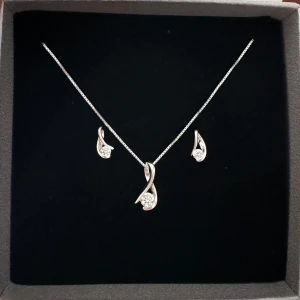 Silverset halsband & örhängen  - Silverset som innehåller ett par örhängen och halsband. I helt nytt skick, aldrig använt. Säljer för att jag inte använder silversmycken. 