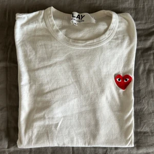 Commes des Garçons t-shirt - Säljer min äkta commes des garçons tröja i mycket bra skick ❤️