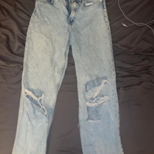 Ljusblåa jeans  - Ljusblåa jeans med hål lite utsvängda 