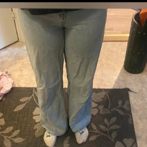 Blåa highwaist jeans från Lindex 🩵 - Inga skador🫶🏻 använt en del gånger men inget som syns förutom att dem är lite skrynkliga🩵storlek 170/XS💕