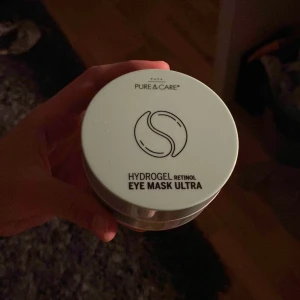 Eye patches + en kräm på köpet - Eye patches från normal, har aldrig använt de då jag märkte att det var retenol i, rekommenderas inte för barn. 