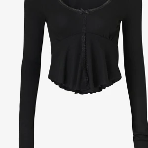 Tröja - Säljer denna tröja från Gina tricot då den inte kommit till användning, endast använd 1 gång🤍