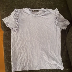 Blå tröja - Säljer denna blå tröja med små volanger, från Zara