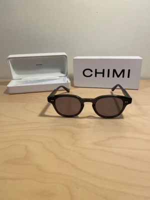 Chimi 01 grey - Säljer ett par Chimi 01 grey. Solglasögonen är använda ett fåtal gånger och samtliga tillbehör medföljer. Putsduken ligger i obruten förpackning.  Nypris: 1350kr