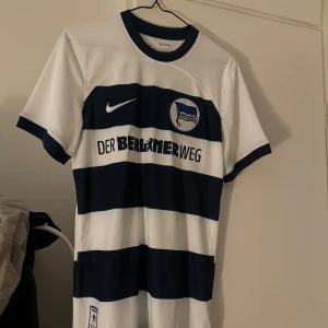 Hertha Berlin Hemmatröja - Hertha Berlin Hemmatröja från förra säsongen. Storlek S Äkta & köpt i Hertha shopen i Berlin. Skick 10/10, använd 1 gång.