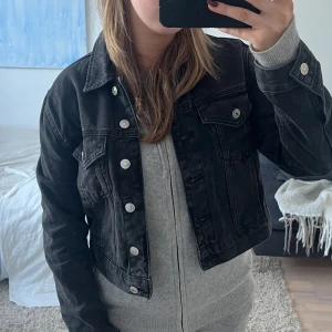 Jeansjacka - Jeansjacka från mango. Storlek xs men skulle säga att den även passar s (jag är s och kan ha en tjock stickad tröja under). Jackan är i mycket fint skick- som ny! 