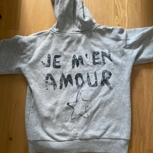 Gina je mén amour tröja  - Säljer den trendiga Gina tröjan, pris kan diskuteras🤞🏼