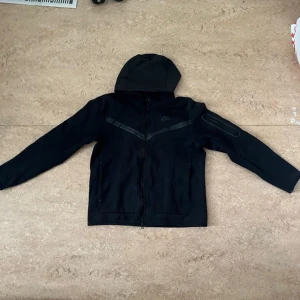 Nike tech  - Säljer min nike tech då den int kommer till nån använding kan gå ner i pris vid snabb affär  Frågor kom pv!