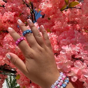 Armband  - Så fina armband till sommaren. Kan göras i alla färger. 30kr/st för armbanden & 15kr för en ring🩷🩵