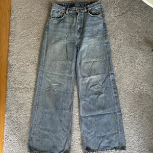 Jeans - Säljer ett par högmidjade utvidga jeans från weekday i modellen ”Ace”. Andvända men ändå i väldigt bra skicka säljer då dem tyvärr blivit för små 