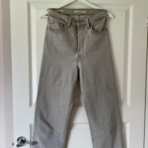 Grå Levi’s jeans - Ljusgrå Levi’s jeans i bra skick. Storlek: ribcage straight L27. 