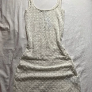 offwhite knitted maxi dress - LÄS BIO!! nyskick med lapp kvar, nypris: 460kr. endast testad och tror inte den säljs längre. kontakta mig privat för frågor 💗