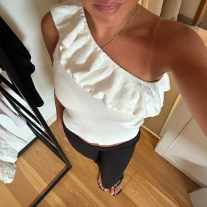 Fin topp med volang 🤍 - Fin topp med volang 🤍 okej skick, lite nopprig 🤍