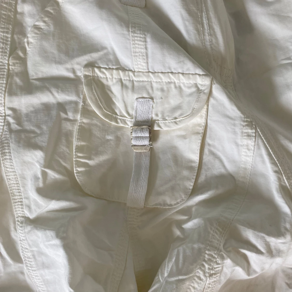 Vit bomullskjol med broderier - 93