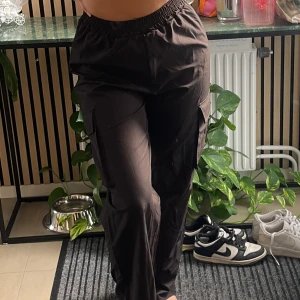 Cargo  - Cargo byxor i parachute material. Storlek 36