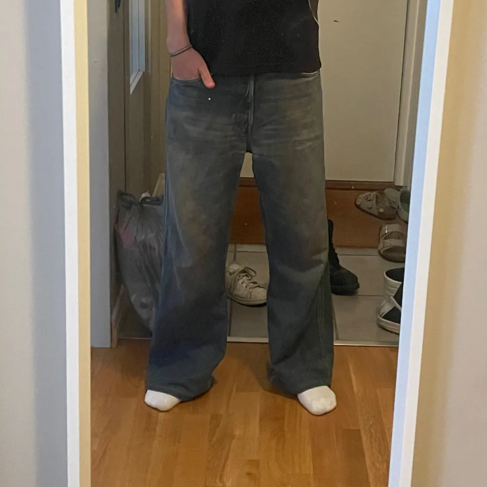 Acne studios 2021 midwaist jeans i antagligen den mest ovanliga acne colorwayen ”clay blue” endast sett ett par av dessa säljas på andrahandsmarknaden för 4000, Storlek 30 32 men uppsydda till en 30 31 Dom har en lagning i skrevet och mycket heeldrag. Jeans & Byxor.