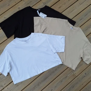 Tre sommar toppar, stl XS/S - Tre croppade toppar / t-shirts (H&M Divided): en svart och en vit i stl S och en beige i stl XS (det skiljer inte jättemycket på storlekarna, tycker jag). Den svarta är helt ny med tags, och de två andra är i mycket fint skick/nästintill nyskick.