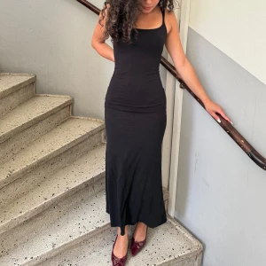 Lång klänning - En långklänning från ginatricot i storlek S🖤