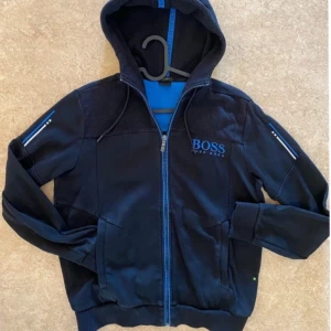 Hugo Boss Tröja - En Hugo Boss tröja som kostar nypris 1800kr Skicket är inget annorlunda än på bilden och den är i storlek M men är liten i storleken så passar även S Mitt pris är 600kr men går att diskutera vid snabb affär