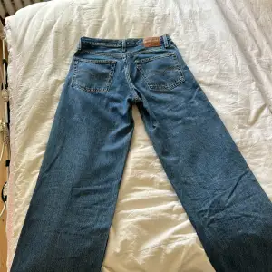 Waist 25, length 34. Bought two months ago, barely used (perfect condition) . Midwash blue.