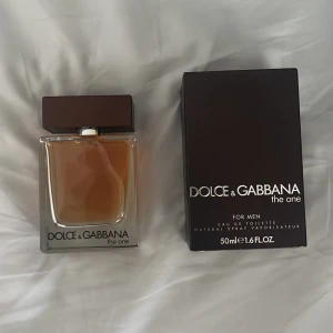 Dolce Gabbana the one - Säljer nu denna Dolce&Gabbana The One edt. 50ml från början och ni ser hur mycket som är kvar. Hör av er vid frågor!