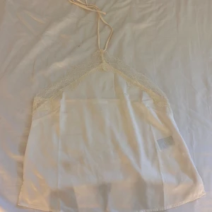 Halterneck  - En fin halterneck med knyte, aldrig använd ❣️