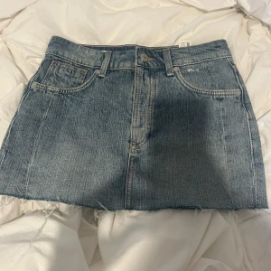 Lågmidjad Jeanskjol  - As snygg jeans kjol. Endast andvänd 1 gång