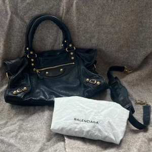 Balenciaga city bag - Nyskick med inga synliga defekter. Köpt hos Nathalie schuterman (märkesbutik i Stockholm). Kontakta för fler foton osv🌷 om ni vill se video på den, sök efter danielanys på tiktok så finns den där! Orginalpris 14995kr PRIS KAN DISKUTERAS🥰