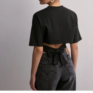 Nelly topp - Säljer denna snygga topp från Nelly! Trendig och slutsåld😗😗