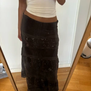 Maxikjol - Vintage maxikjol med volanger. Passar L. Jag är 168 och det är mina bilder. Köp via köp nu direkt eller Swish, kvar tills markerad som såld 🌸