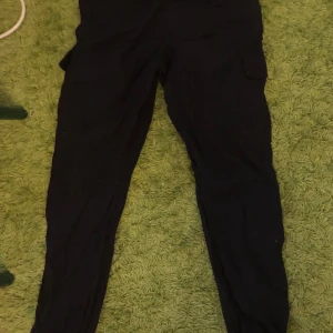 Cargo byxor  - Ett par jätte fina cargo byxor köpta från h&m🫶🏻kontakta gärna innan köp:)