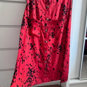 Röd kjol - Storlek M - Superfin kjol från ASOS. Enbart provad. Jag är 153cm. Slutsåld. Storlek 38 / M.