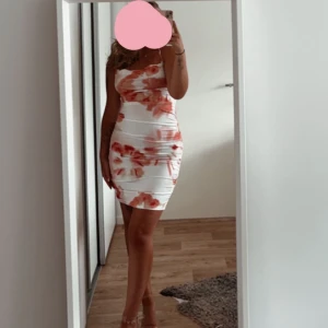 Klänning med öppen rygg - Jätte fin klänning med ett kors i ryggen som man knyter 🌸