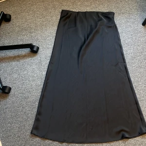 Kjol Neo Noir strl 42 - Fin kjol från Neo Noir Strl 42, passar en L-XL  Nyskick, aldrig använd eller tvättad  