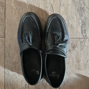 Dr. Martens loafers -Adrian  - Säljer Dr. Martens skor i storlek 43 för endast 1500kr!