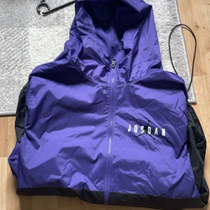 Jordan vind jacka - Har bara använt den en gång säljs för jag inte använder den och den är för stor för mig. Den är i bra skick köpt ny från Nike hemsidan