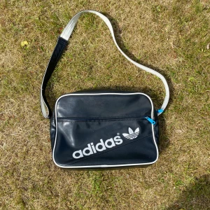 Adidas läder väska - Säljer denna riktigt feta adidasriddaren läder väskan som har nassar med plats💯💯skick 6/10 kp för frågor eller byte 
