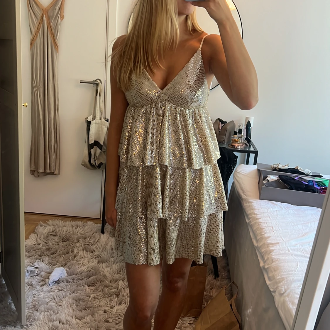 Guldig volangklänning - 90