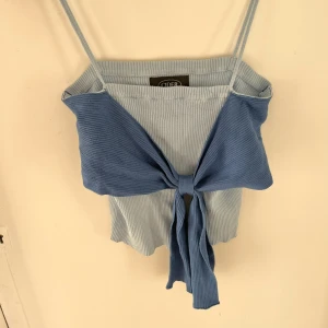 Jätte sött blått linne - Fin topp från cider med en knutna rosett där framme. Aldrig använd.