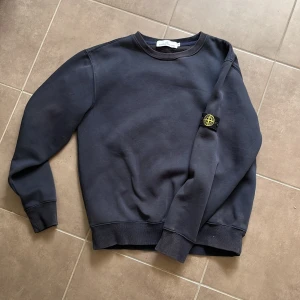 Stone Island tröja - Stone Island tröja till bra pris Tröjan är lite solblekt! Skick:7/10 Storlek: S fits XS