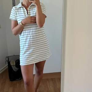 Strandklänning i frotté  - Snygg klänning i frotté mattetal. Från mango storlek xs