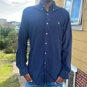 Ralph lauren skjorta 🍀 - Tja, säljer nu denna fet Ralph lauren skjorta i storlek S den är i helt nyskick och har nästan aldrig använt den. Nypris 1500 skick 10/10