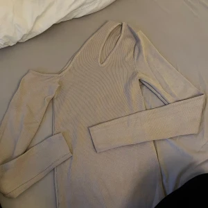 beige tröja  - som ny 
