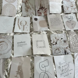 Tavel posters - Säljer ett 20 pack av 15x20 posters. Från desino. Det har gått av lite av pappret där bak på den men inget som märks på framsidan☺️